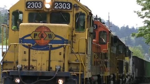 5 Engine Portland Western Freight Moves Logs Carefully! | Train Fanatics Videos