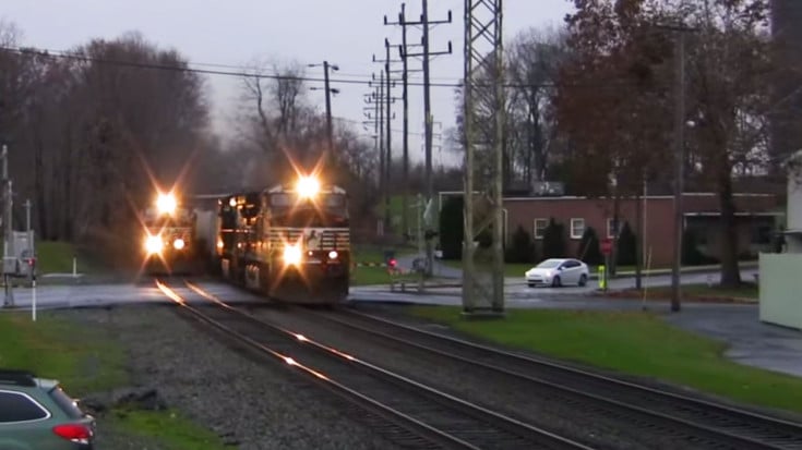 Intermodal Freights Battle It Out On A Curve | Train Fanatics Videos