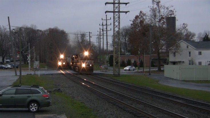 Intermodal Freights Battle It Out On A Curve! | Train Fanatics Videos