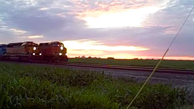 Battle Of The Horns In Side-By-Side Race | Train Fanatics Videos