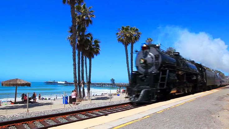 Santa Fe #3751 Blasts Past The Pacific Ocean | Train Fanatics Videos