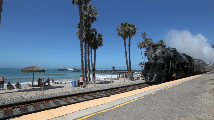 Santa Fe #3751 Hi Balls Next To The Pacific Ocean! | Train Fanatics Videos