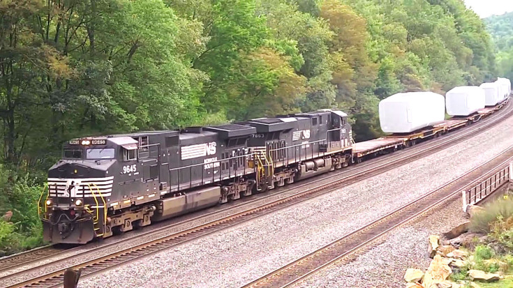 Norfolk Southern “High And Wide” Freight Hauls Wind Turbines | Train Fanatics Videos