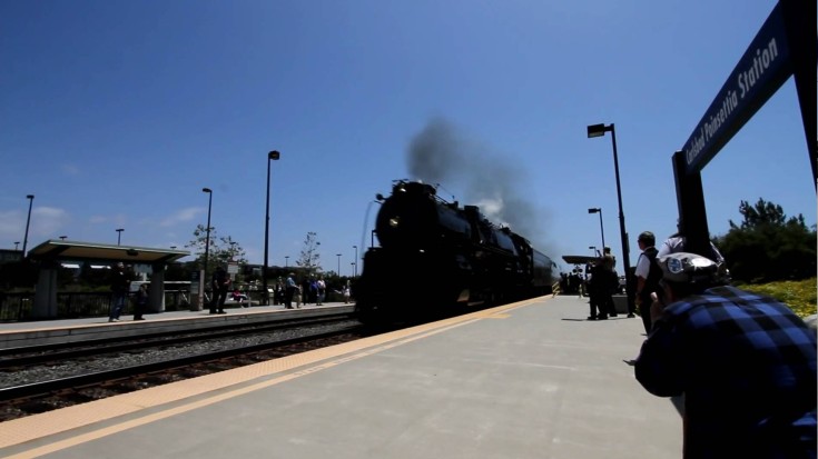 Santa Fe #3751 Blows Away Spectators On High Speed Pass! | Train Fanatics Videos