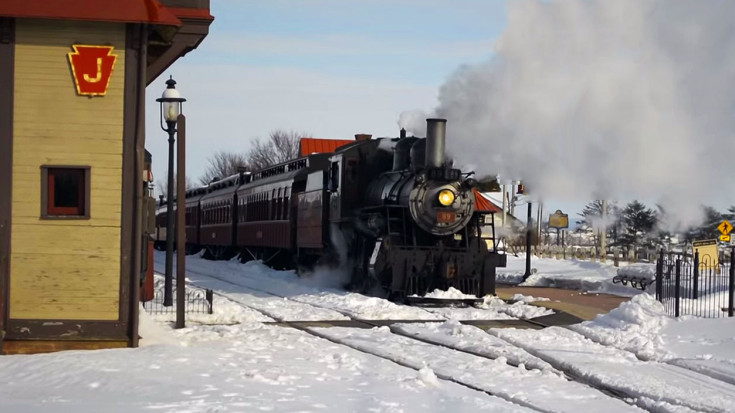 Strasburg Railroad’s CN #89 Shows Off Steam In Winter | Train Fanatics Videos