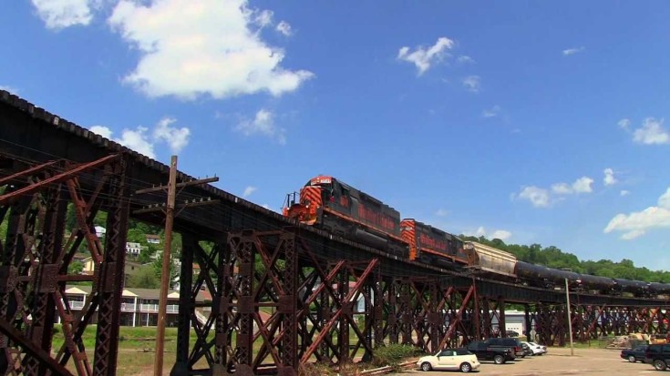 Wheeling & Lake Erie Railroad’s #3049 Takes It Slow On the Bellaire Viaduct! | Train Fanatics Videos