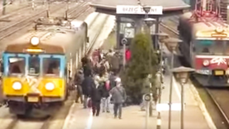 An Endless Flow Of Passengers Leave This Train | Train Fanatics Videos
