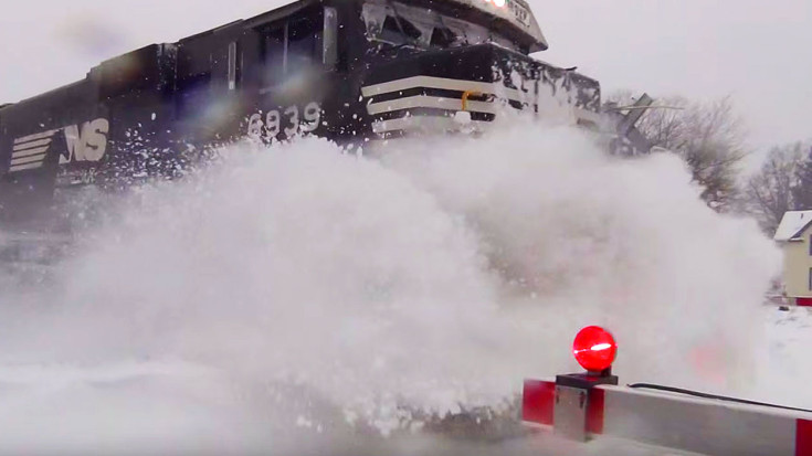 Norfolk Southern Engine Sends Snow Flying And Gets The Job Done! | Train Fanatics Videos