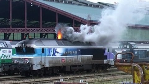 CC72176 Cold Weather Start Blasts Out Smoke And Flame! | Train Fanatics Videos