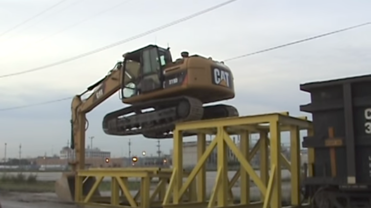 Cat_319D_LN_climbing_onto_rail_car_-_YouTube | Train Fanatics Videos