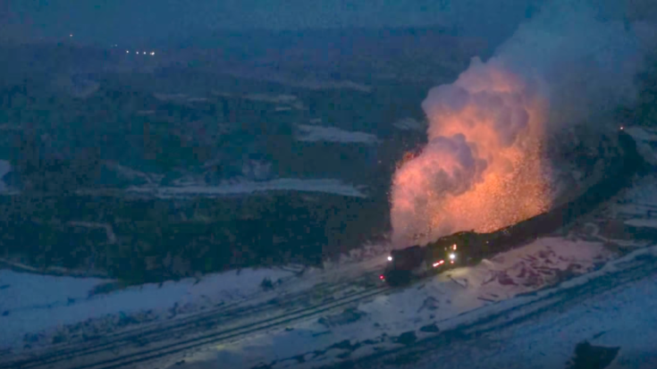 Fire_sparks_of_Steam_in_Sandaoling_Coal_Mine_Railway_China__Dec_2016__2_噴火する三道嶺炭鉱の蒸気機関車__2016_12_2_-_YouTube | Train Fanatics Videos