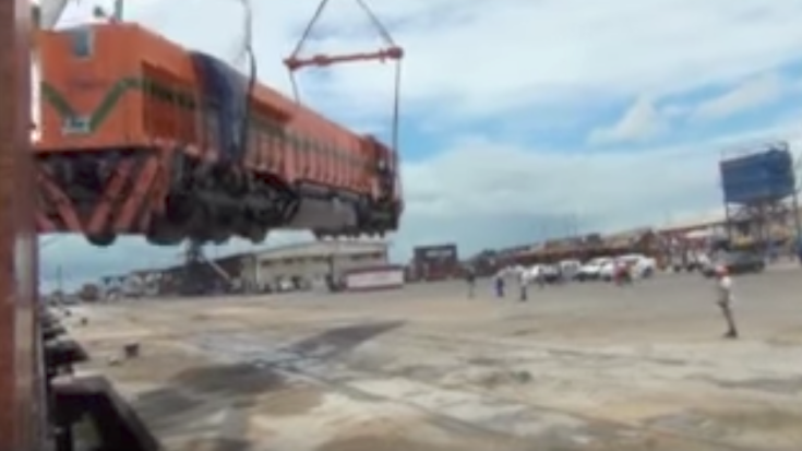 Locomotive Dropped At The Dock | Train Fanatics Videos