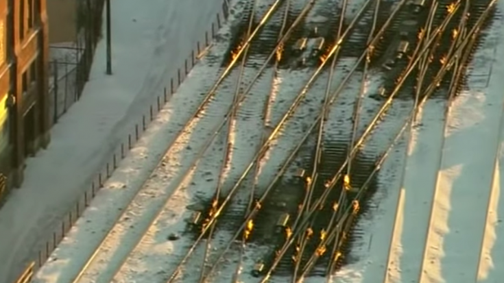 _3__Metra_sets_fires_along_tracks_to_combat_dangerous_cold_-_YouTube | Train Fanatics Videos