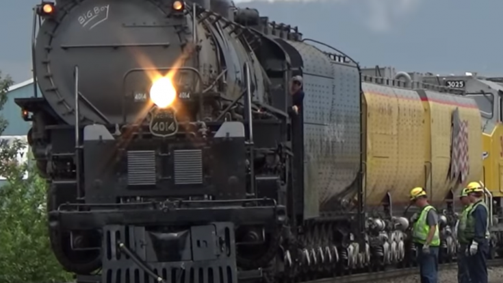 Big Boy #4014 Makes Slow U-Turn | Train Fanatics Videos